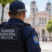 Guarda Municipal do Recife fardado em área urbana da cidade.