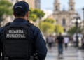 Guarda municipal fardado de costas em área urbana representando o concurso da Guarda Municipal de Tangará RN.
