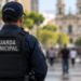 Guarda municipal fardado de costas em área urbana representando o concurso da Guarda Municipal de Tangará RN.