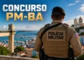 Policial militar da Bahia de costas com uniforme da Polícia Militar diante de paisagem de Salvador.