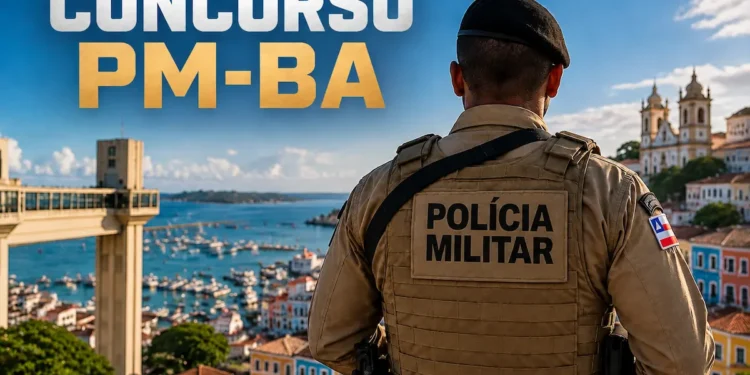 Policial militar da Bahia de costas com uniforme da Polícia Militar diante de paisagem de Salvador.