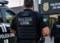 Policiais civis em frente a uma unidade da Polícia Civil do Amapá, representando concurso público.