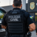 Policiais civis em frente a uma unidade da Polícia Civil do Amapá, representando concurso público.