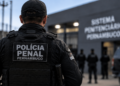 Policial penal de Pernambuco fardado com identificação da Polícia Penal nas costas durante preparação para concurso público.