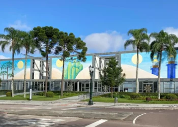 Fachada da Prefeitura de Curitiba durante divulgação de concurso público com 348 vagas.