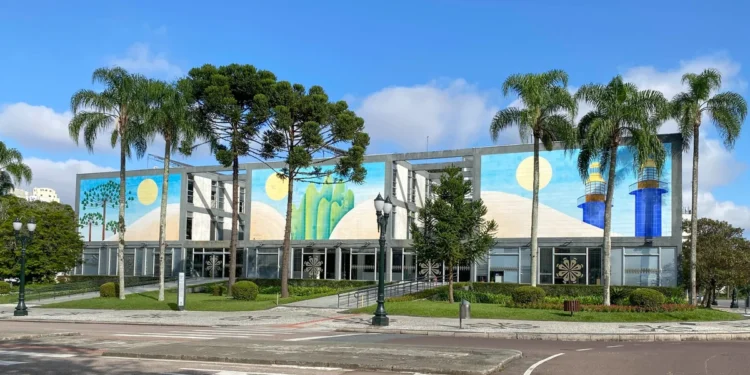 Fachada da Prefeitura de Curitiba durante divulgação de concurso público com 348 vagas.