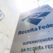 Placa da Receita Federal representa concurso público para cargos de nível superior.