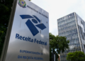 Placa da Receita Federal em frente ao prédio do órgão em Brasília.