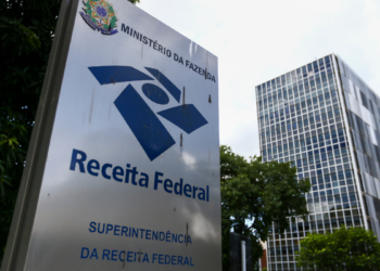 Placa da Receita Federal em frente ao prédio do órgão em Brasília.