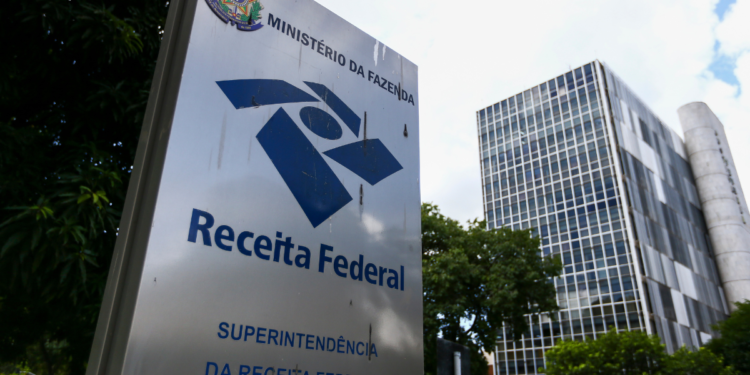 Placa da Receita Federal em frente ao prédio do órgão em Brasília.