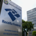 Placa da Receita Federal em frente ao prédio do órgão em Brasília.