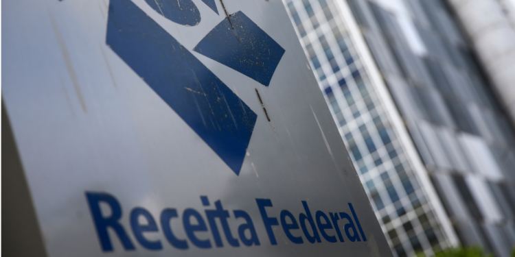Placa da Receita Federal em frente a prédio representando o concurso público do órgão.