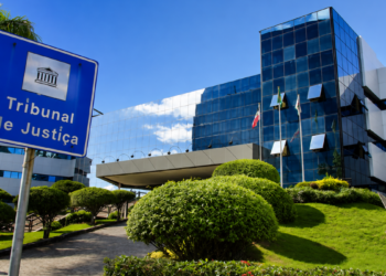 Fachada do Tribunal de Justiça do Espírito Santo com placa de identificação do órgão.