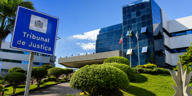 Fachada do Tribunal de Justiça do Espírito Santo com placa de identificação do órgão.
