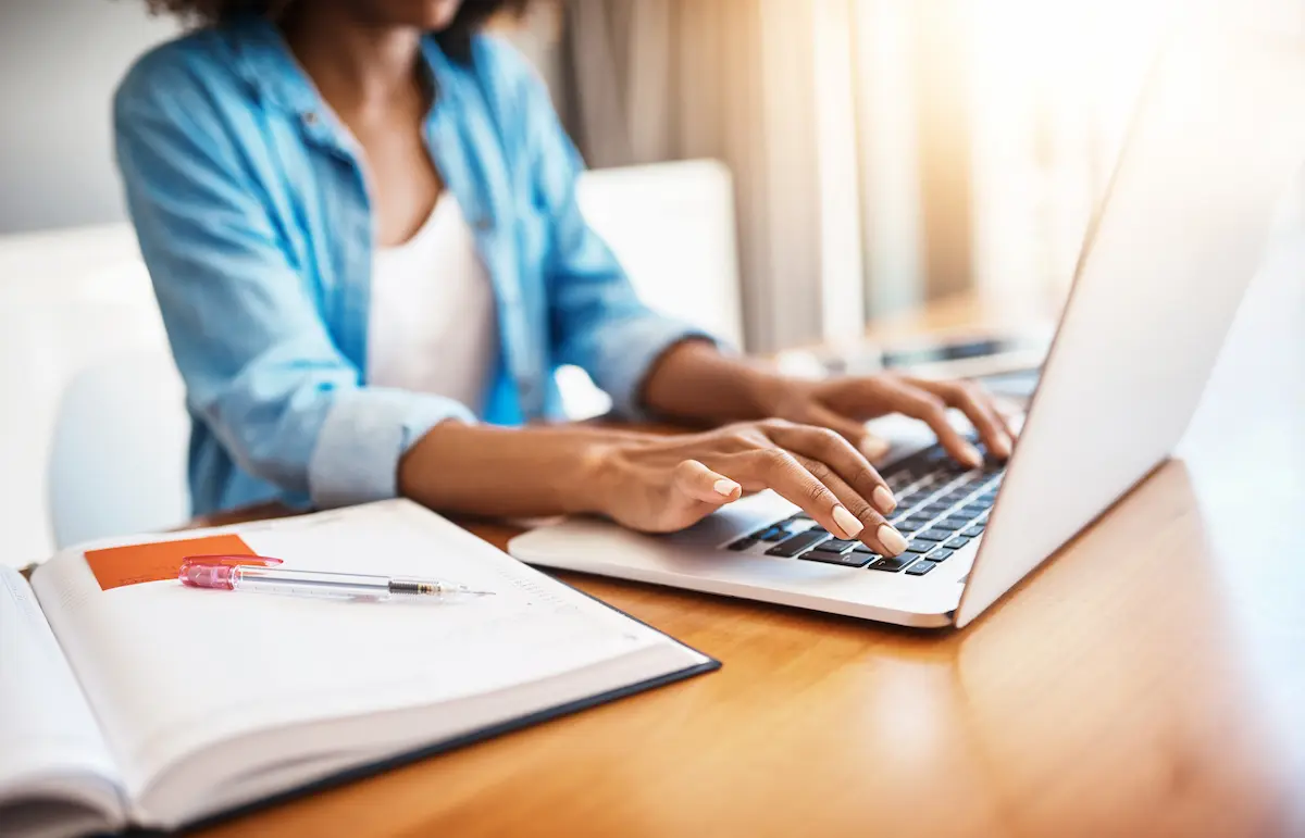 Pessoa acessando computador para realizar inscrição em concurso público.