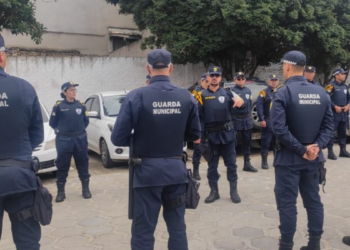 Guardas municipais reunidos durante treinamento ou atividade operacional em Salvador.