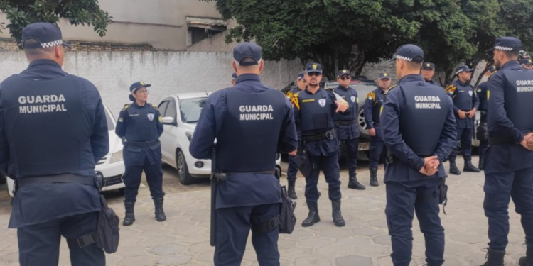 Guardas municipais reunidos durante treinamento ou atividade operacional em Salvador.
