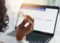 Pessoa estudando para concursos públicos com notebook e material de apoio, representando oportunidades abertas em São Paulo e Rio de Janeiro.