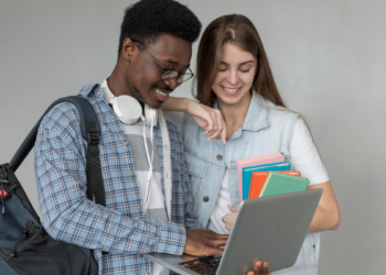 Estudantes consultam informações sobre concursos públicos municipais com vagas abertas em setembro de 2026.