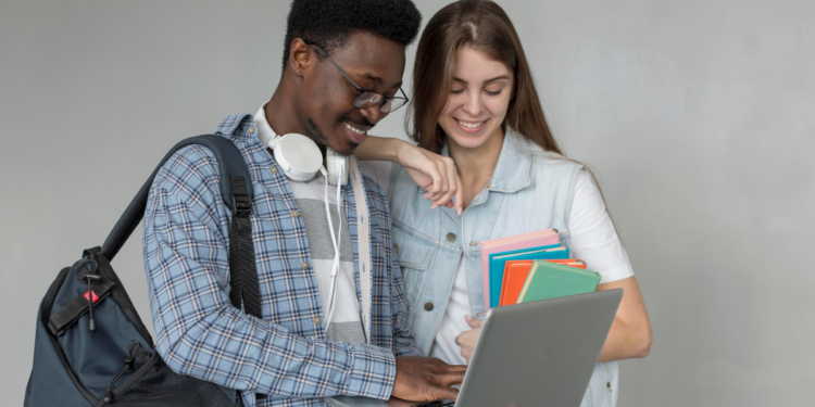 Estudantes consultam informações sobre concursos públicos municipais com vagas abertas em setembro de 2026.