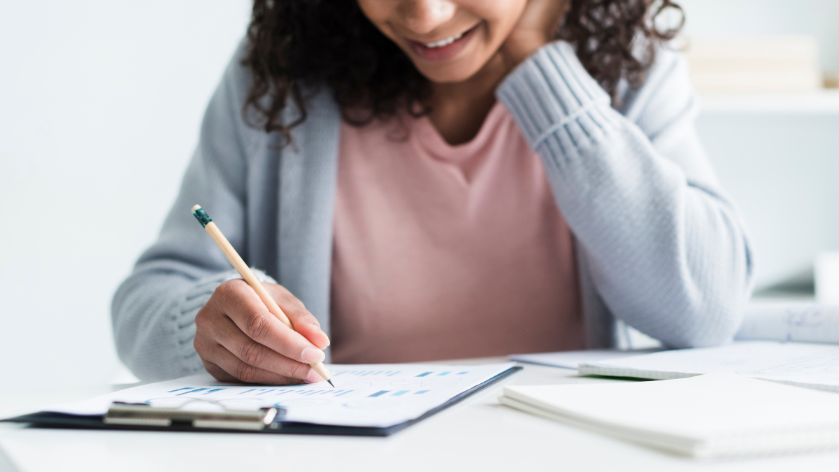 Pessoa estudando para concursos públicos com material de preparação representando vagas em Câmaras Municipais de São Paulo e Minas Gerais.
