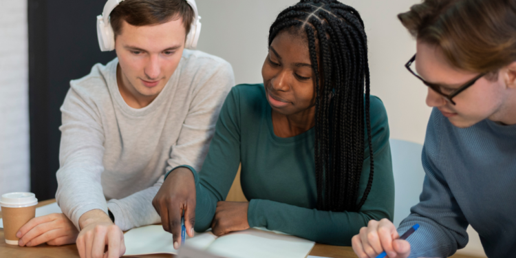 Pessoas estudando e se preparando para concursos públicos com materiais de estudo sobre a mesa.