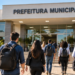 Pessoas caminhando em direção a uma prefeitura municipal representando concursos públicos com vagas abertas em municípios do Sul do Brasil.