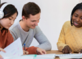Pessoas estudando juntas para preparação de concursos públicos e novas oportunidades profissionais.