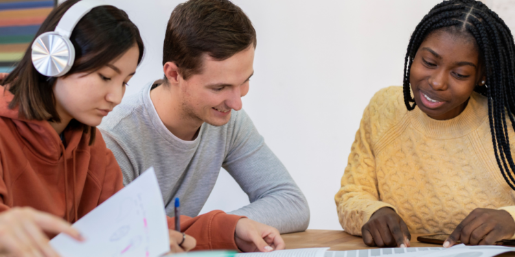 Pessoas estudando juntas para preparação de concursos públicos e novas oportunidades profissionais.