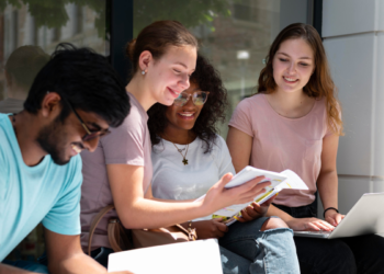 Estudantes consultando informações sobre concursos públicos e oportunidades de carreira.