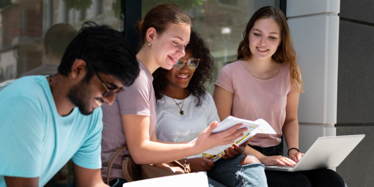 Estudantes consultando informações sobre concursos públicos e oportunidades de carreira.