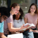 Estudantes consultando informações sobre concursos públicos e oportunidades de carreira.