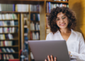 Candidata consulta oportunidades de concursos públicos com inscrições até 3 de setembro.