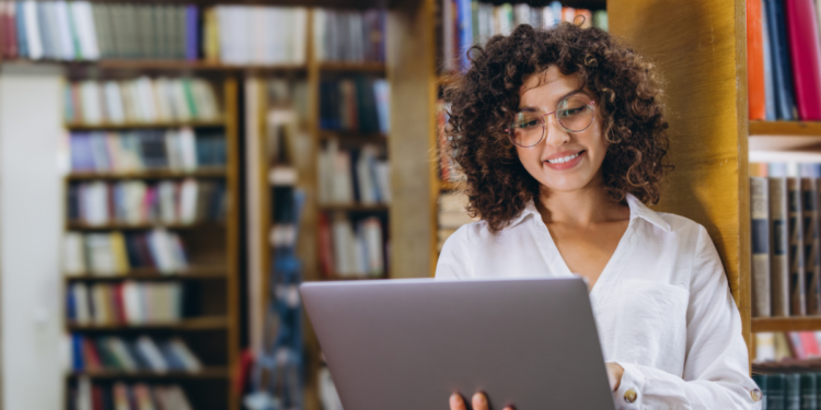 Candidata consulta oportunidades de concursos públicos com inscrições até 3 de setembro.