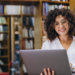 Candidata consulta oportunidades de concursos públicos com inscrições até 3 de setembro.