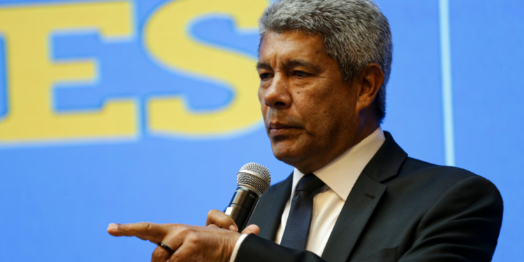 Governador Jerônimo Rodrigues durante evento sobre educação na Bahia.