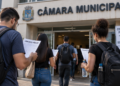 Candidatos chegam a uma Câmara Municipal para realizar concurso público com vagas em diferentes estados.