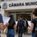 Candidatos chegam a uma Câmara Municipal para realizar concurso público com vagas em diferentes estados.