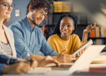 Estudantes analisando materiais de preparação para concursos públicos das Câmaras Municipais de Itanhaém, Dom Silvério e Prudente de Morais.