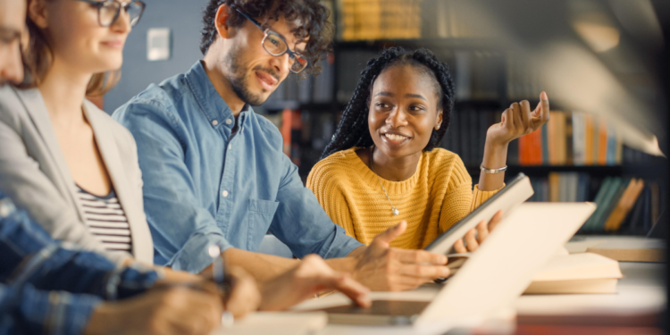 Estudantes analisando materiais de preparação para concursos públicos das Câmaras Municipais de Itanhaém, Dom Silvério e Prudente de Morais.