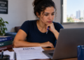 Candidata consulta edital de concursos de prefeituras de São Paulo e Rio de Janeiro com inscrições prorrogadas.