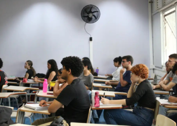 Candidatos em sala de aula representam as vagas previstas em concursos federais no PLOA 2027.