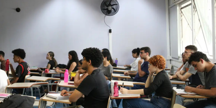 Candidatos em sala de aula representam as vagas previstas em concursos federais no PLOA 2027.