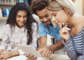 Estudantes analisando informações sobre concursos públicos organizados pela FGV.