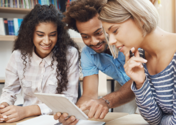 Estudantes analisando informações sobre concursos públicos organizados pela FGV.