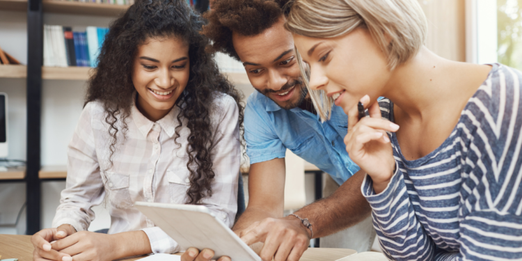 Estudantes analisando informações sobre concursos públicos organizados pela FGV.