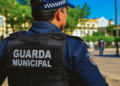 Guarda municipal fardado representa concursos com vagas em Piumhi, Itatinga e Paulínia.