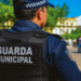 Guarda municipal fardado representa concursos com vagas em Piumhi, Itatinga e Paulínia.
