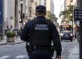 Guarda municipal de costas durante patrulhamento no centro de uma cidade.