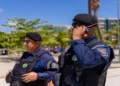 Guardas municipais uniformizados durante atuação em serviço representam concursos públicos da área de segurança.
